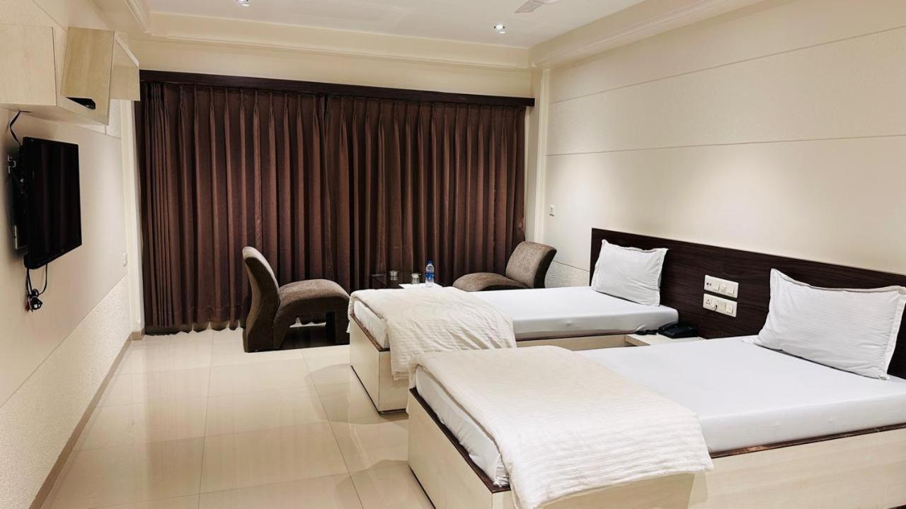Hotel Ostria Surate Extérieur photo