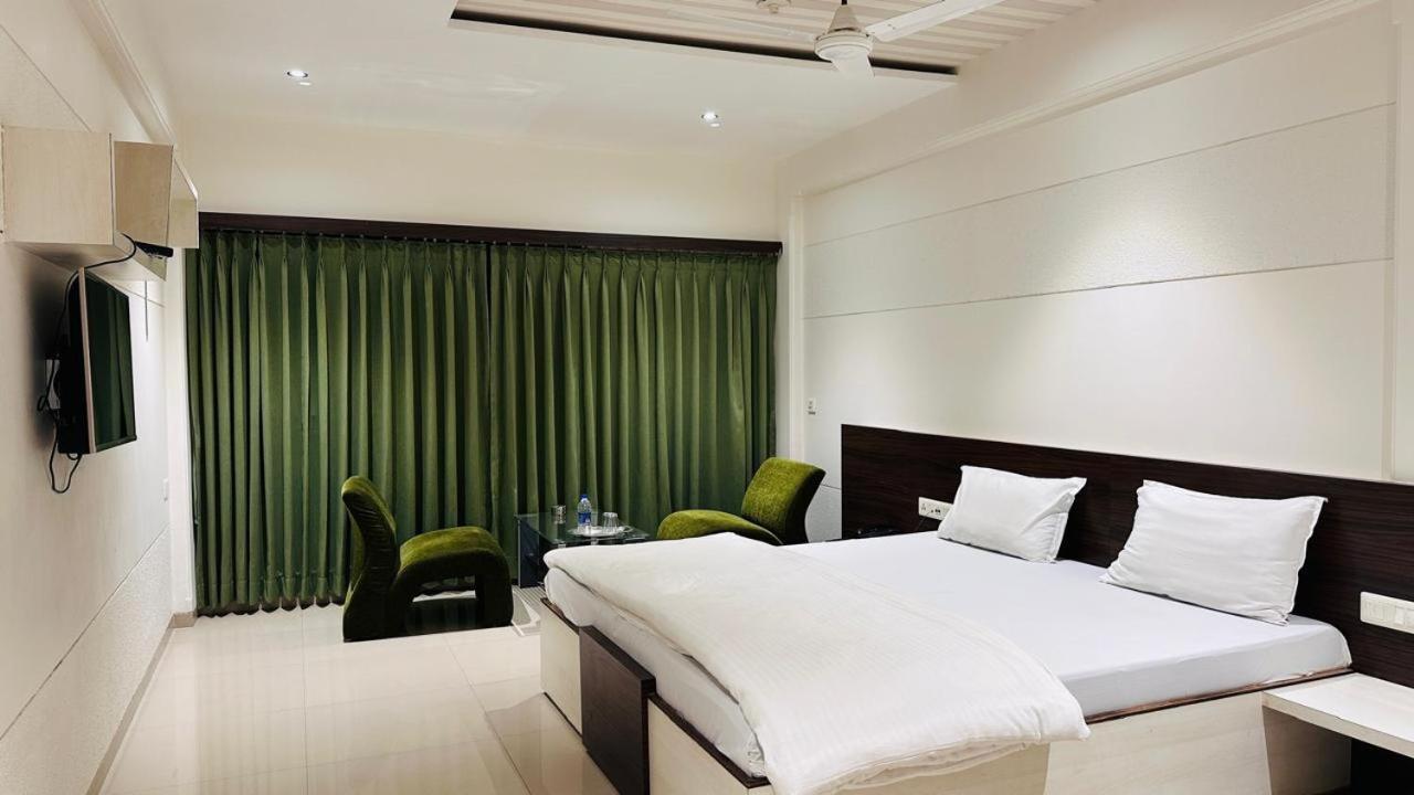 Hotel Ostria Surate Extérieur photo